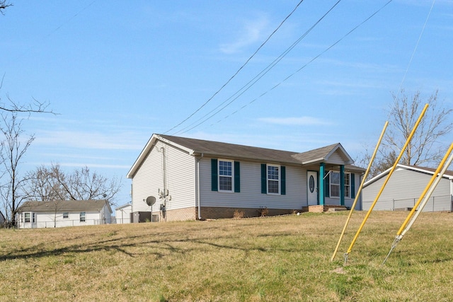 view of front of home featuring a front yard