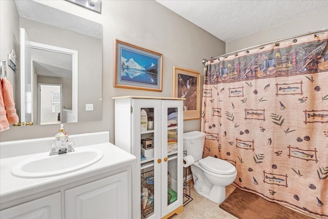 full bathroom featuring vanity, curtained shower, toilet, and a textured ceiling