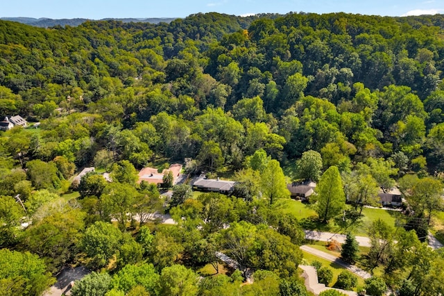 birds eye view of property featuring a forest view