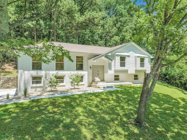 split foyer home featuring a front yard