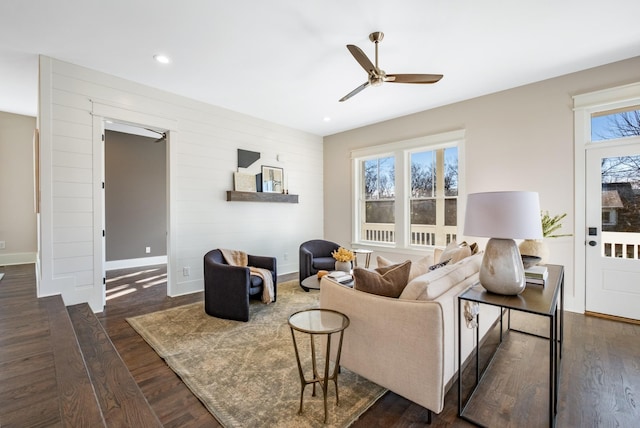 living area featuring recessed lighting, ceiling fan, dark wood-type flooring, and baseboards