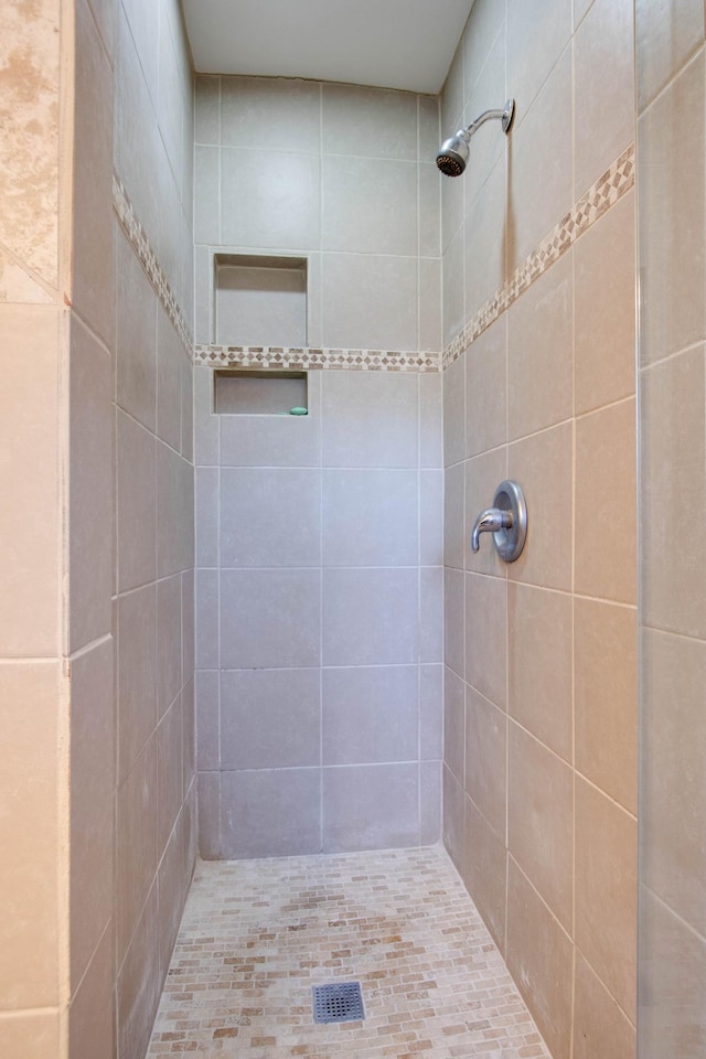 full bath featuring tiled shower