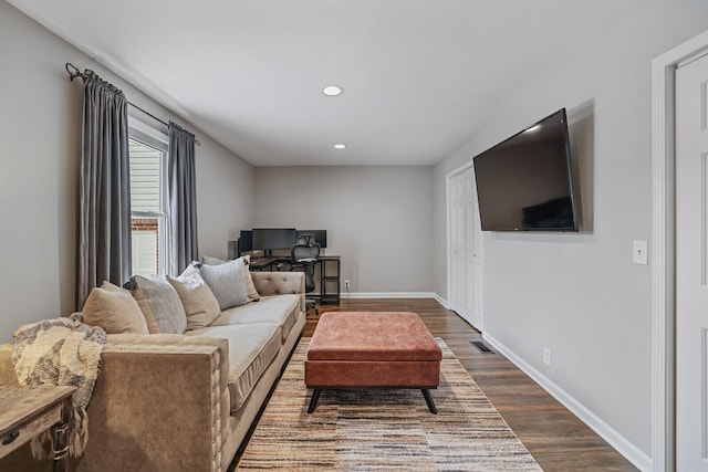 living area featuring visible vents, recessed lighting, baseboards, and dark wood-style flooring