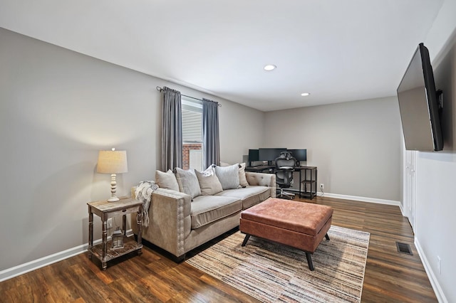 living area featuring dark wood-style floors, visible vents, recessed lighting, and baseboards