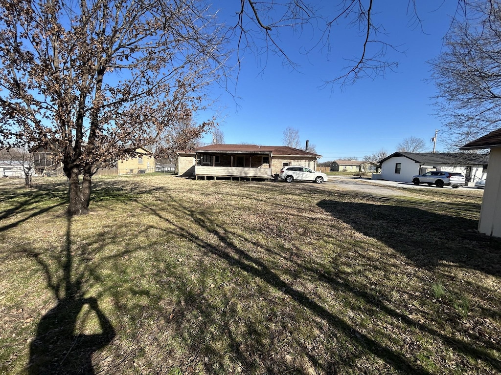 view of yard with an outbuilding