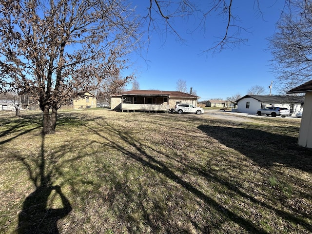 view of yard with an outbuilding