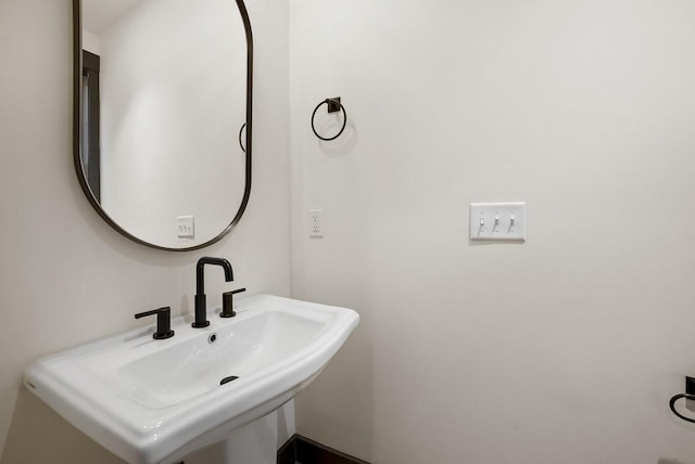 bathroom featuring a sink