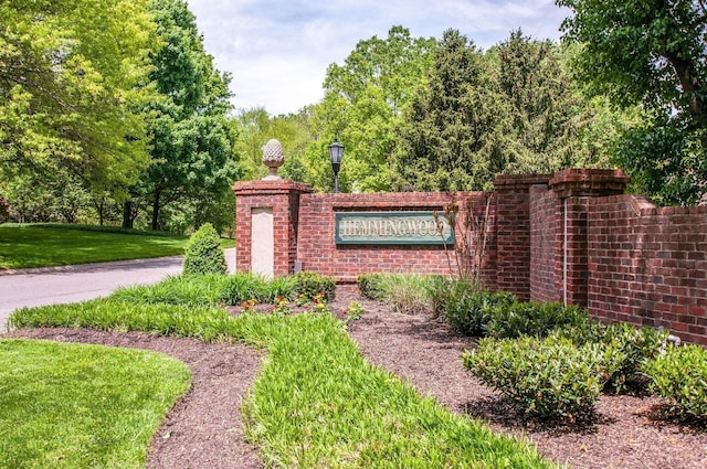 community / neighborhood sign featuring a yard