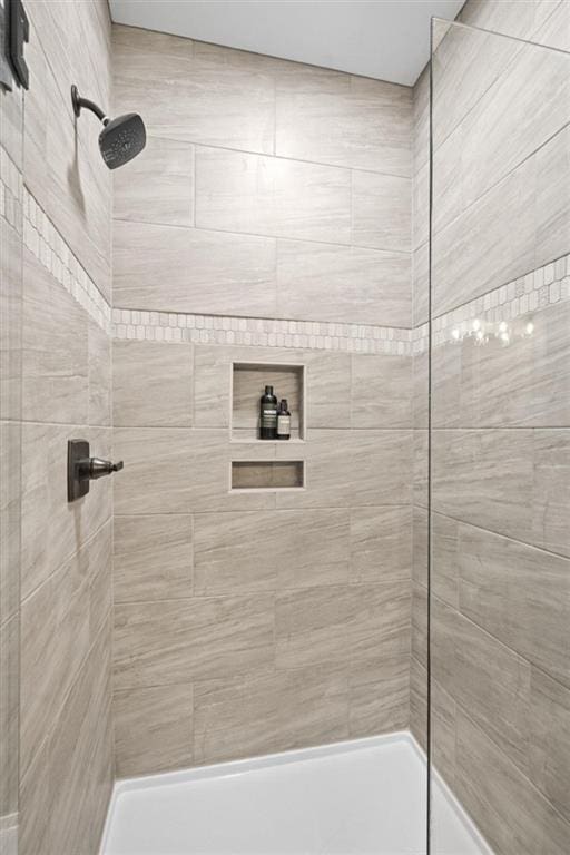 full bathroom featuring a tile shower