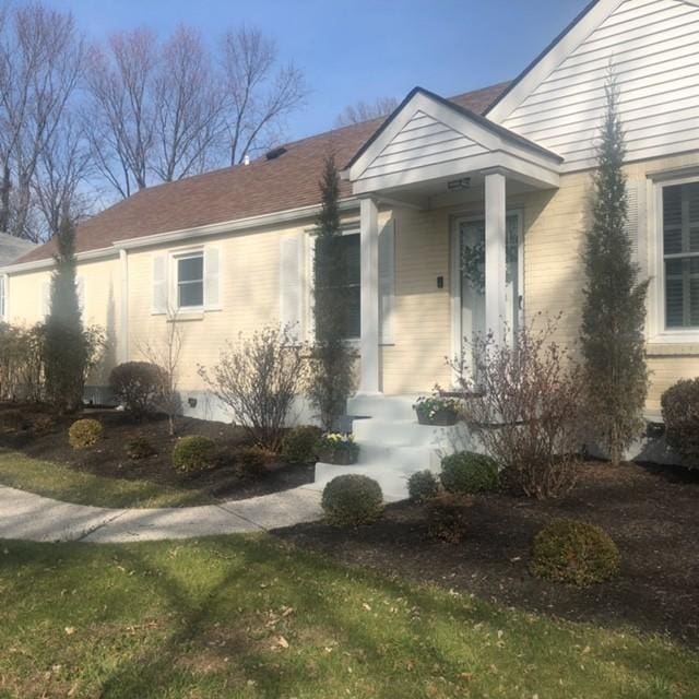 view of front facade featuring brick siding