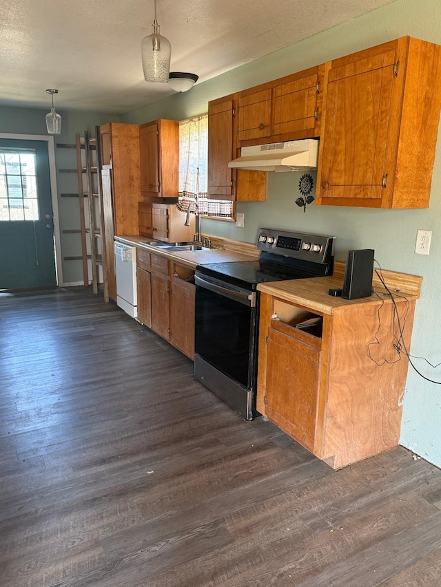 kitchen with under cabinet range hood, a sink, dark wood-style floors, white dishwasher, and stainless steel electric range oven