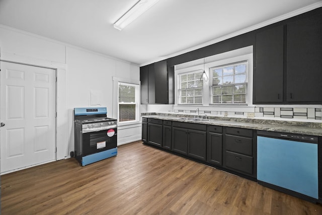 kitchen with stainless steel range with gas cooktop, a sink, dark wood-style flooring, dishwashing machine, and crown molding