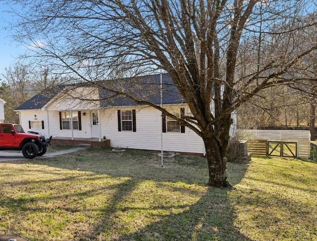 view of front facade featuring a front lawn and fence