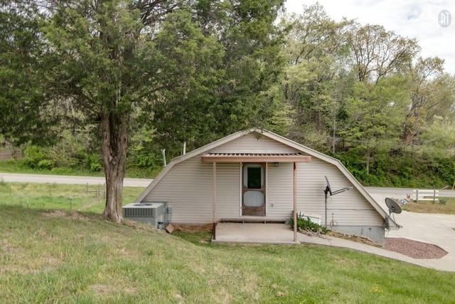 view of front facade featuring central air condition unit, a gambrel roof, and a front lawn