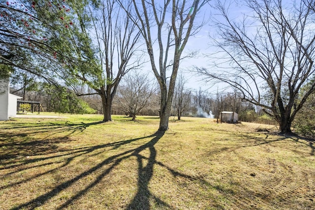 view of yard featuring an outbuilding