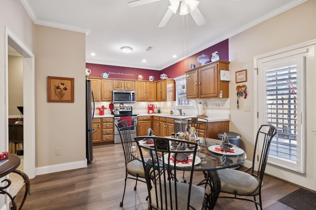 dining area with dark wood-type flooring, ornamental molding, a ceiling fan, recessed lighting, and baseboards