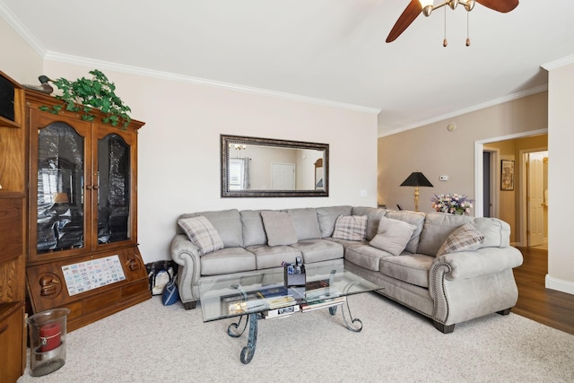 living room featuring crown molding, a ceiling fan, and wood finished floors