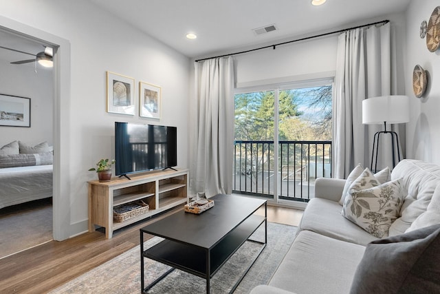 living area with visible vents, wood finished floors, recessed lighting, baseboards, and ceiling fan