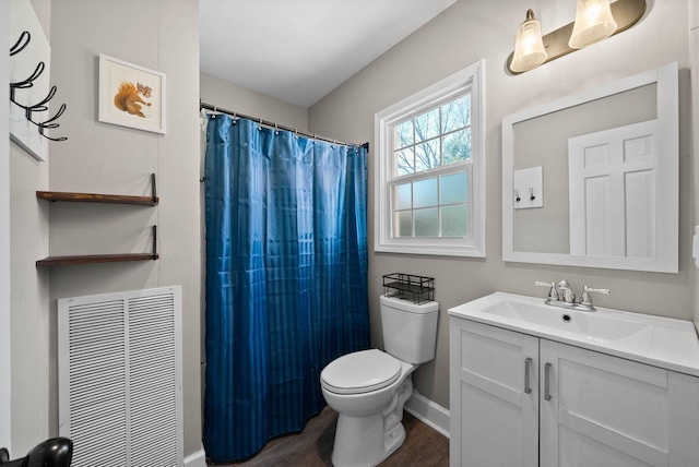 full bathroom featuring vanity, a shower with curtain, visible vents, baseboards, and toilet