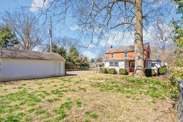 view of yard featuring an outdoor structure