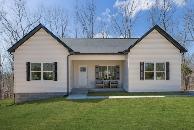 view of front facade with covered porch, a front yard, and a shingled roof