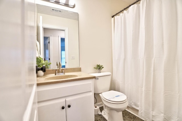 full bathroom featuring vanity, toilet, a shower with curtain, and visible vents