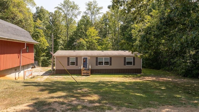 manufactured / mobile home featuring a front yard