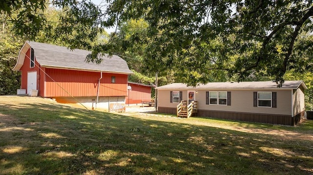 view of front of property featuring entry steps and a front lawn