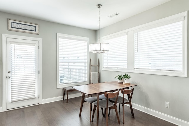 dining area featuring a notable chandelier, visible vents, a healthy amount of sunlight, and baseboards