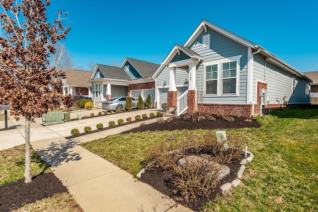 view of front facade featuring driveway, an attached garage, and a front yard