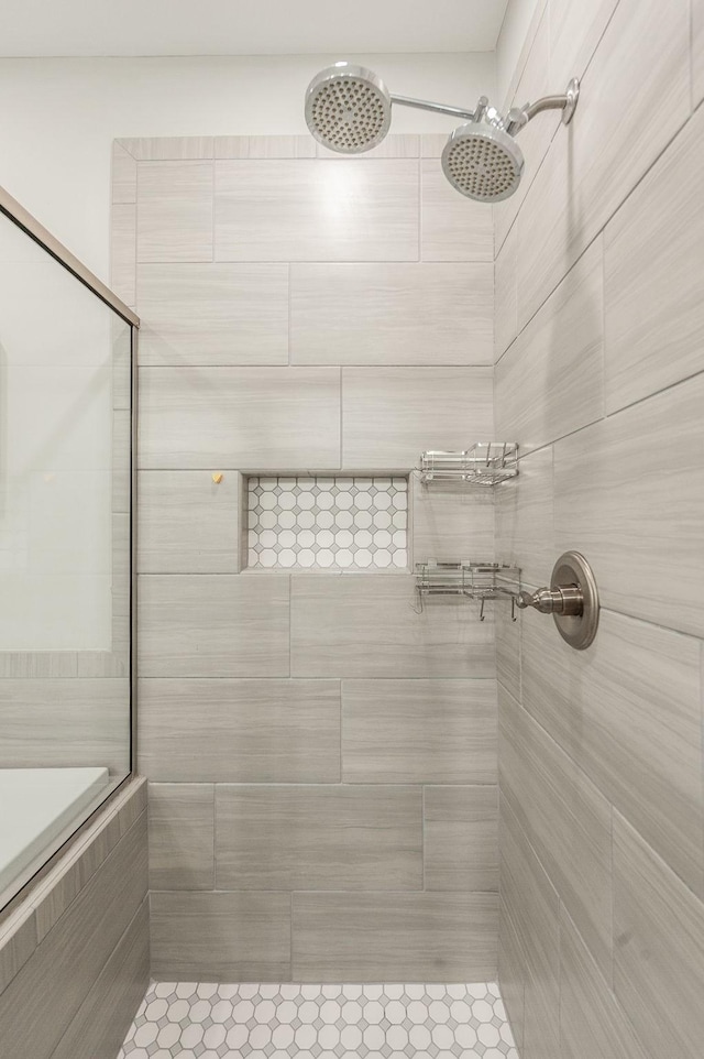 bathroom featuring a tile shower