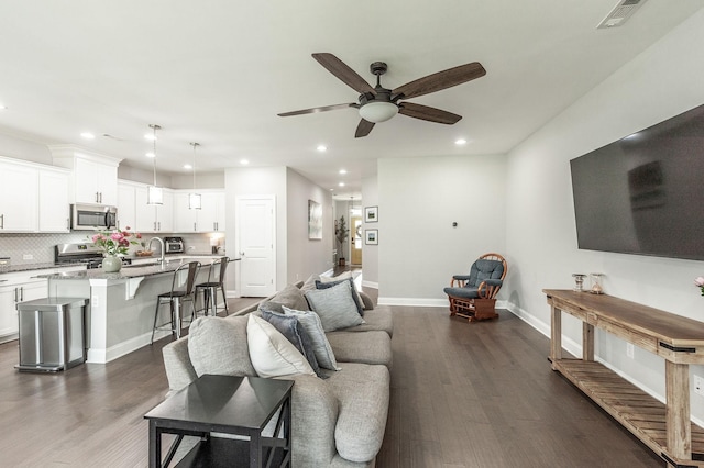 living room with visible vents, baseboards, dark wood finished floors, recessed lighting, and ceiling fan