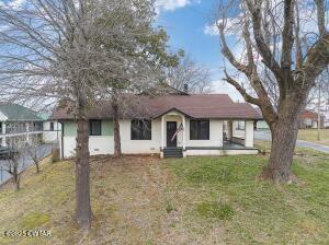 view of front of home featuring a front yard