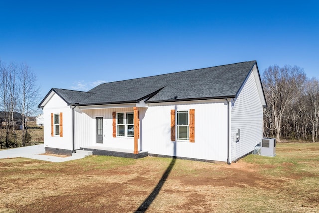 view of front facade featuring crawl space, a front lawn, and roof with shingles