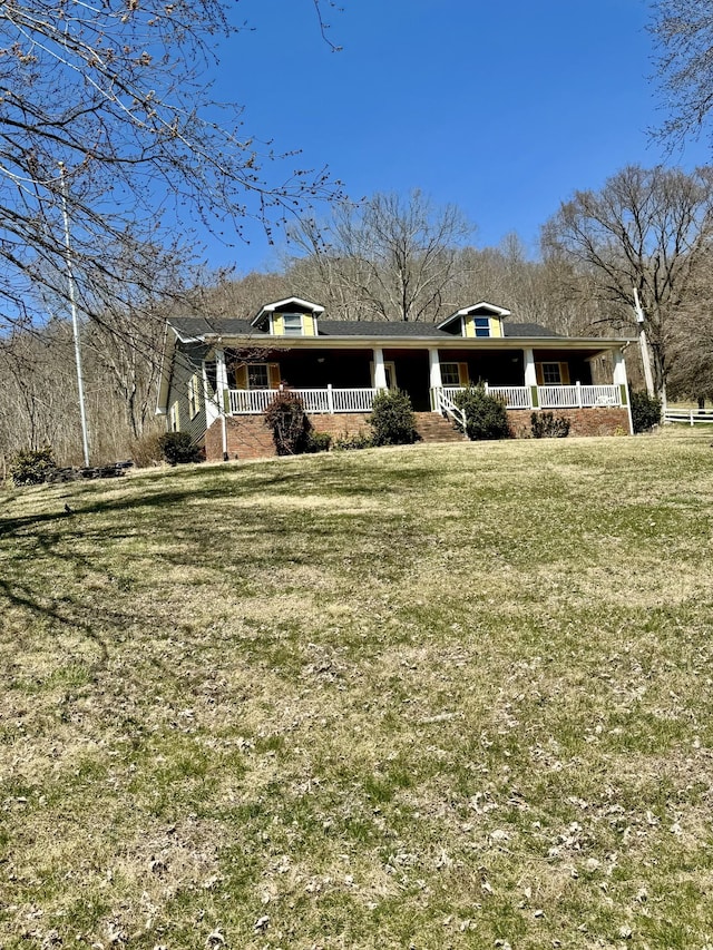 view of front facade featuring covered porch and a front lawn