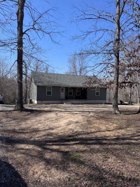 view of front facade with covered porch and driveway