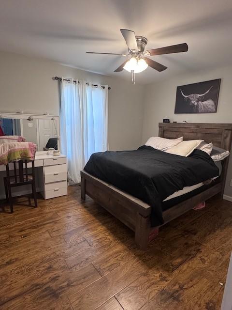 bedroom featuring dark wood-type flooring and a ceiling fan