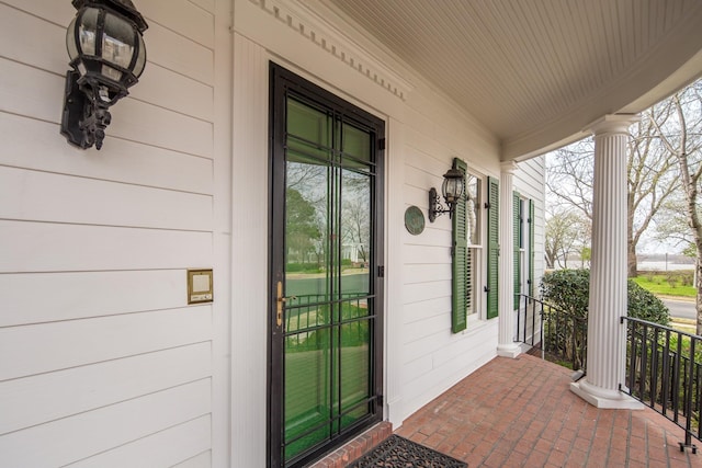 property entrance featuring a porch