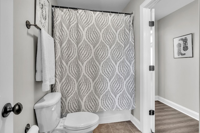 full bath featuring tile patterned flooring, toilet, a shower with shower curtain, and baseboards