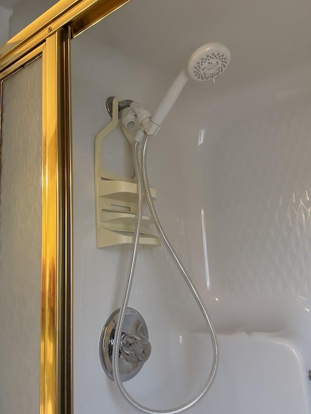 details featuring walk in shower