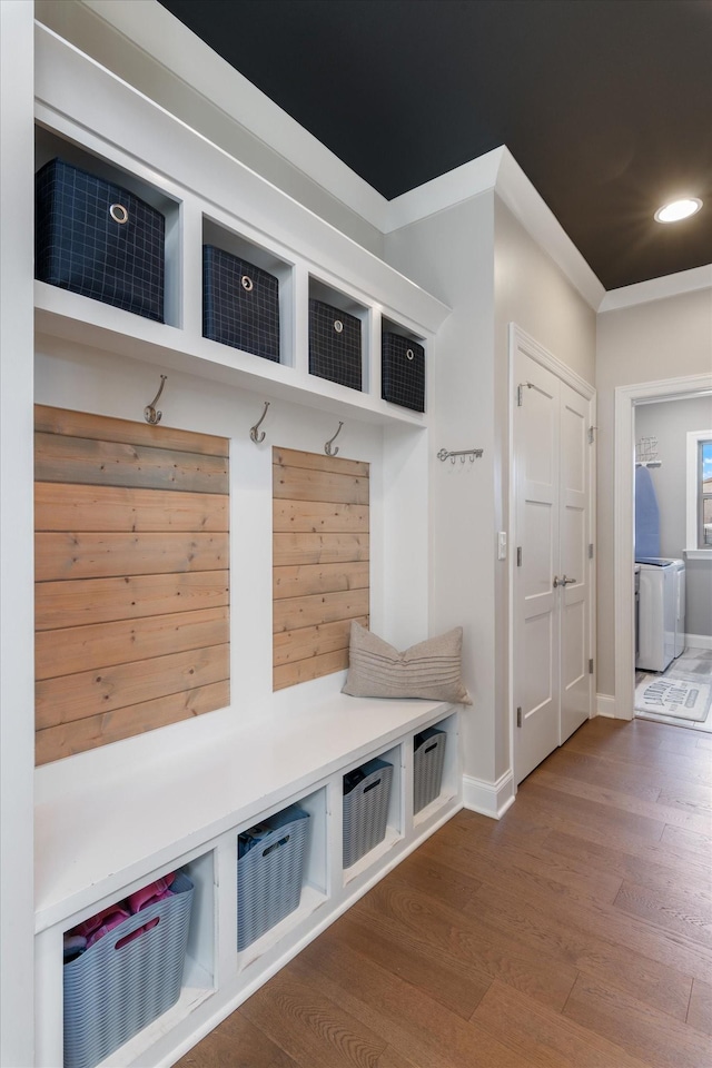 mudroom featuring recessed lighting, baseboards, independent washer and dryer, and wood finished floors