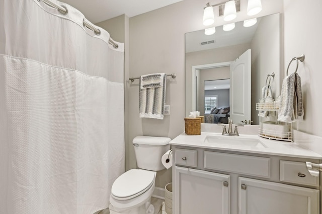 ensuite bathroom featuring visible vents, toilet, ensuite bath, baseboards, and vanity