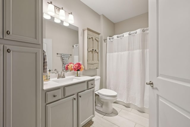 full bathroom featuring vanity, toilet, and a shower with curtain