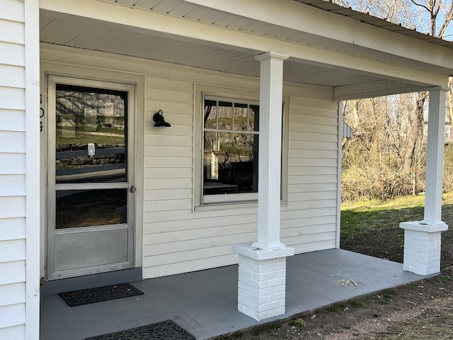 entrance to property featuring a porch