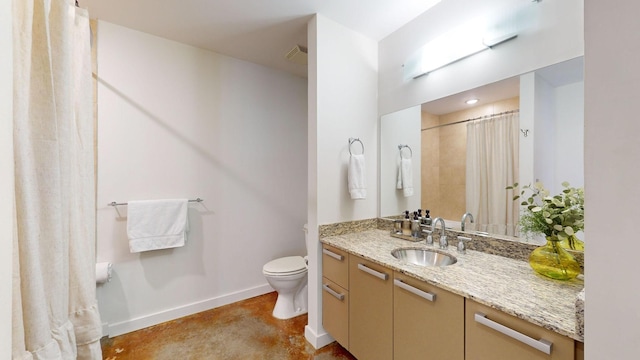 full bath with vanity, a shower with curtain, baseboards, visible vents, and toilet