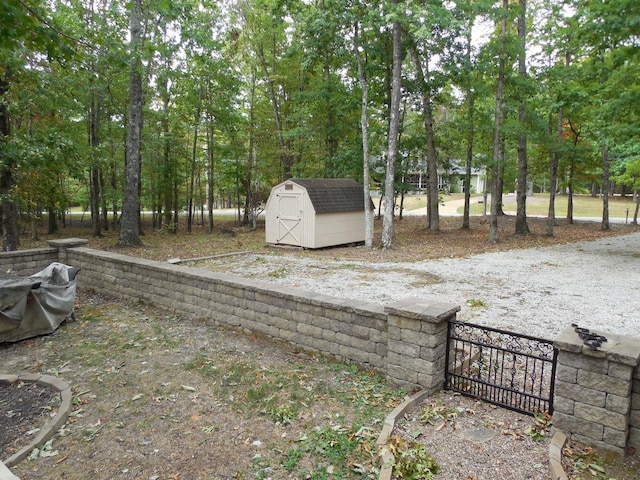 view of yard featuring a storage shed and an outdoor structure