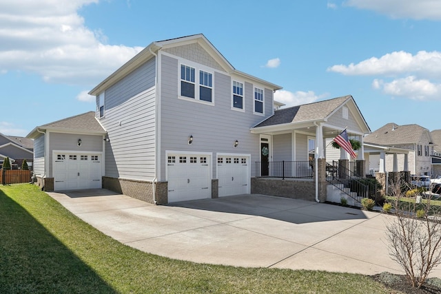 view of front of house featuring driveway and a front yard