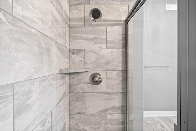 full bathroom featuring tiled shower