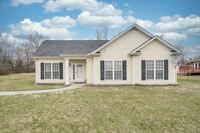 view of front facade featuring a front lawn and roof with shingles