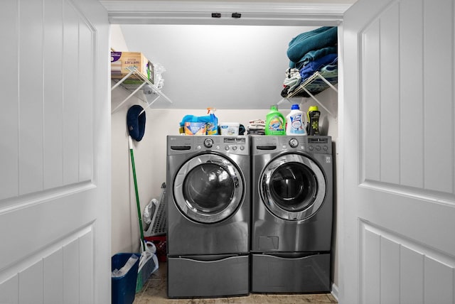 washroom featuring washing machine and clothes dryer